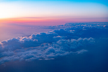 Fototapeta na wymiar 旅客機の窓からの夕景