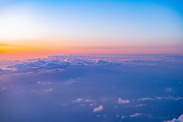 旅客機の窓からの夕景