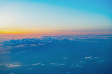 旅客機の窓からの夕景