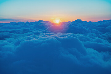 旅客機の窓からの夕景