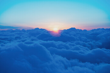 旅客機の窓からの夕景