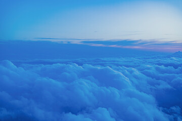 旅客機の窓からの夕景