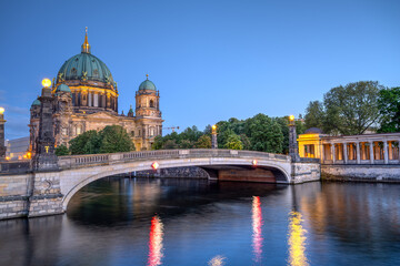 Obraz premium The Berlin Cathedral and the museum island at dusk