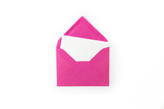 message papier qui sort d'une enveloppe rose