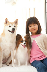 ペットと遊ぶ女の子