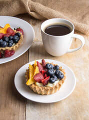 Tartaletas tropicales y una taza de café con estilo rustico 