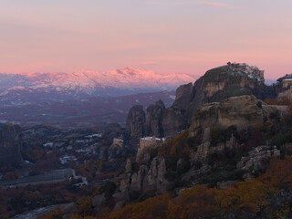 Fototapeta na wymiar Autumn dawn in Meteora: mountains, valleys and famous monasteries. Greece.