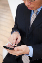 スマホを見るビジネスマン