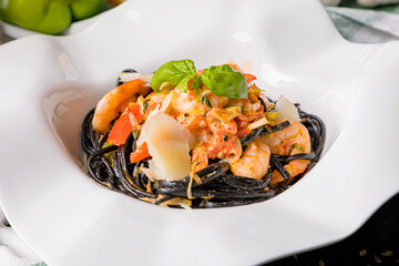 Esparguete Nero com Camarão e Parmesão