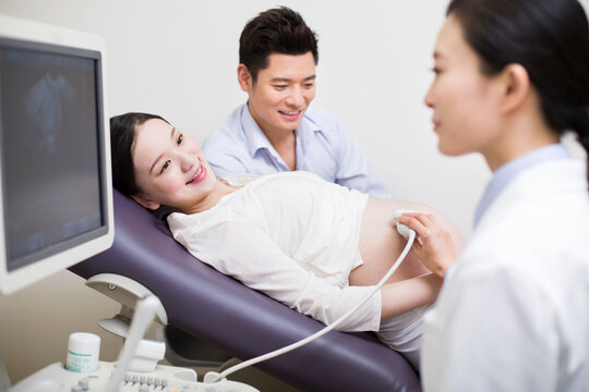 Pregnant woman having fetal sonogram