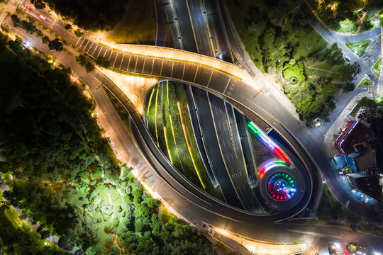 Vista Aérea Cenital Nocturna Sobre La Fuente De Petróleos Iluminada Con Los Colores De La Bandera Mexicana Con Motivo Del Mes De Septiembre.