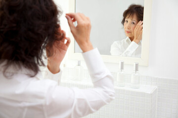 Fototapeta premium 身だしなみを整えるビジネスウーマン