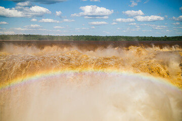 Garganta del Diablo con arco iris en Cataratas del Iguazú Argentina