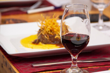 Rib with mashed manioc and fried onion. Harmonized with glass of red wine