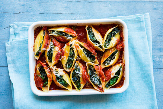Baked spinach and ricotta stuffed pasta shells