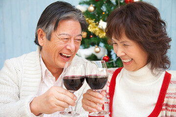赤ワインで乾杯するシニア夫婦