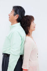 背中合わせのシニア夫婦