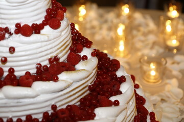 torta  nuziale panna e frutti rossi