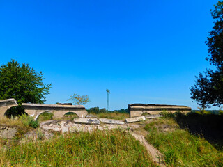 Die Ruinen der Bunkeranlagen in der Denkmal-Landschaft 
