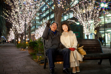 Fototapeta premium イルミネーションを眺めるシニア夫婦