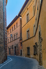 Einsame Straße in der Altstadt von Siena in der Toskana in Italien 