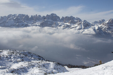 panorama delle Dolimiti da una vetta con nuvole basse