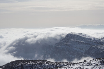 Fototapeta na wymiar panorama delle Dolimiti da una vetta con nuvole basse
