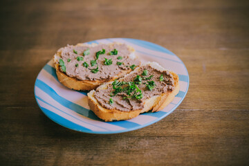 Leberwurst en toastada pate de cerdo