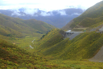 Obraz premium Sichuan Ruoergai grassland road scenery