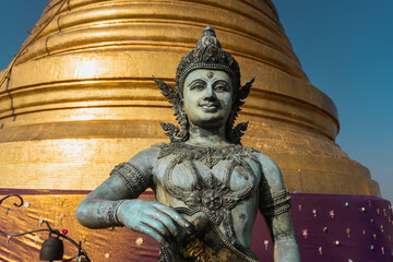 Obraz premium Estátua de Buda tailandês na frente de pagoda dourada, em Bangkok, Tailândia.