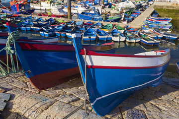 Fototapeta na wymiar colorfull boats on a quay in Setubal