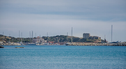 Fototapeta na wymiar Schiffe und Boote vor der Küste Sardiniens