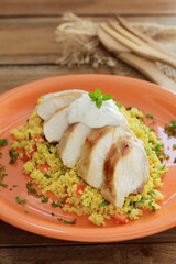Gebratene Hähnchenbrust mit Kräuterjoghurt auf Couscous