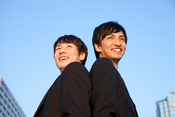 笑顔のビジネスマン2人