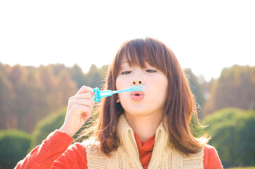 シャボン玉を吹く女性