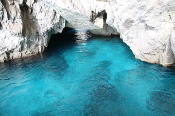 grotta con acqua cristallina