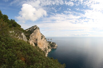 Fototapeta na wymiar scogliera sul mare con cielo nuvoloso sull'isola di Capri