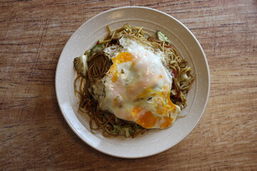 卵乗せ焼きそば