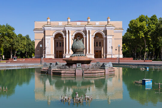 Navoi Theatre with its reflection in the fountain, Tashkent, Uzbekistan.