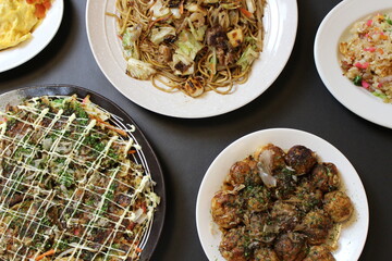 並んだ鉄板焼き料理