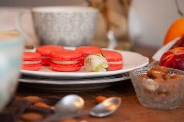 Five macaroons with a rose button