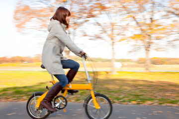 自転車に乗る女性
