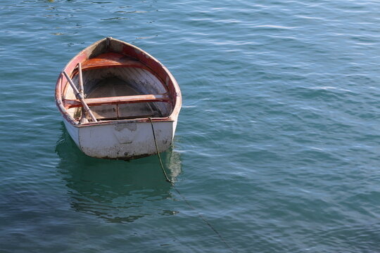 barca di legno ormeggiata