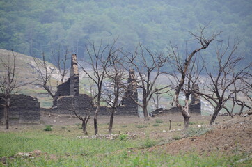 vestiges village abandonné Bretagne barrage hydraulique