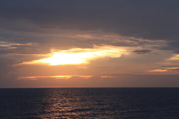 tramonto in mezzo al mare mediterraneo