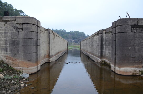 Ancienne &eacute;cluse barrage de Guerl&eacute;dan Bretagne 