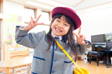 ピースサインをする幼稚園女児