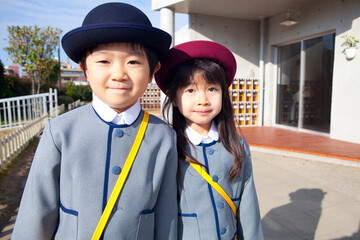 登園する幼稚園児