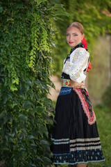 Belle femme portant des costumes folkloriques traditionnels d'Europe de l'Est. Costumes folkloriques slovaques.