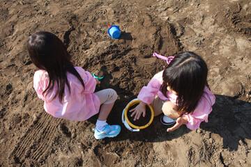 砂場で遊ぶ幼稚園児